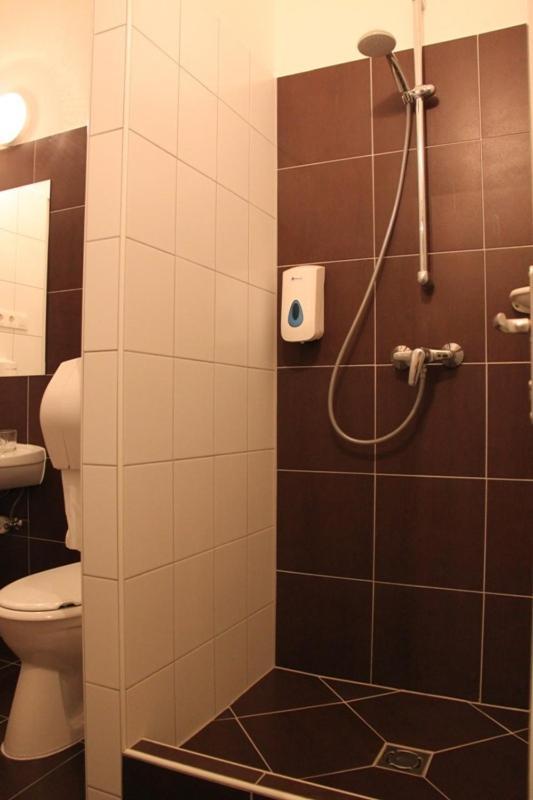 Teke Bowling Centrum Es Sport Panzio Szeged Bilik gambar
