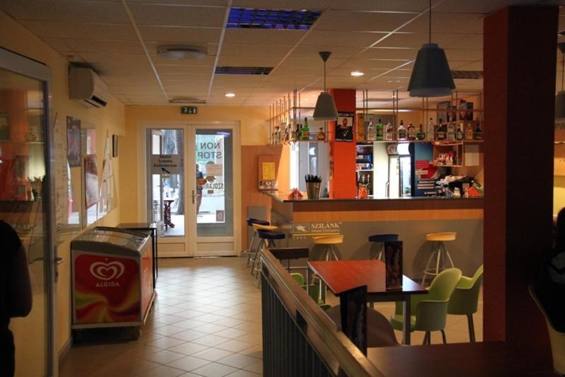 Teke Bowling Centrum Es Sport Panzio Szeged Luaran gambar