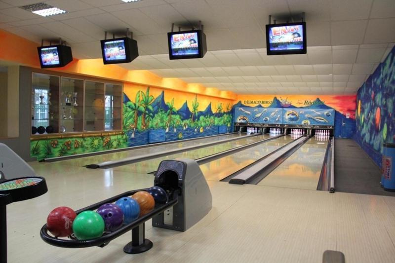 Teke Bowling Centrum Es Sport Panzio Szeged Luaran gambar